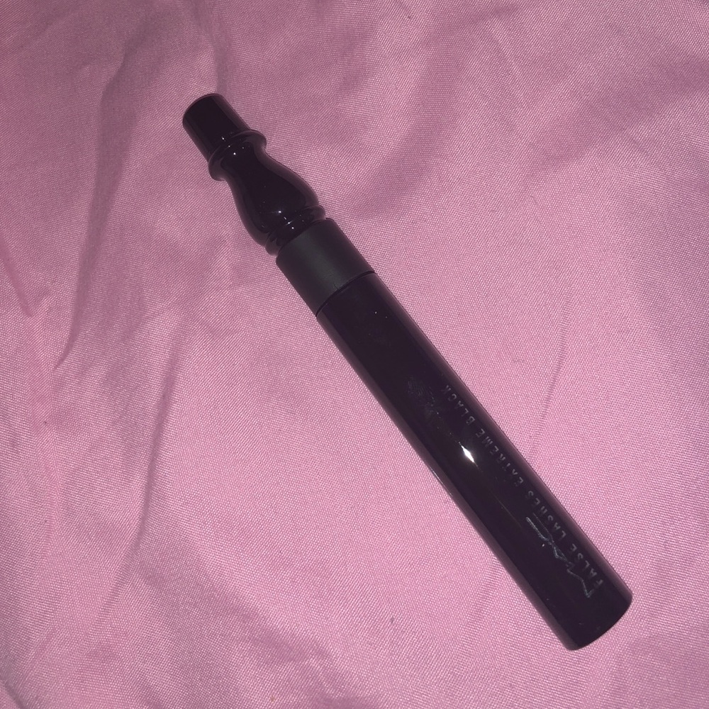 False lashes extreme black mascara